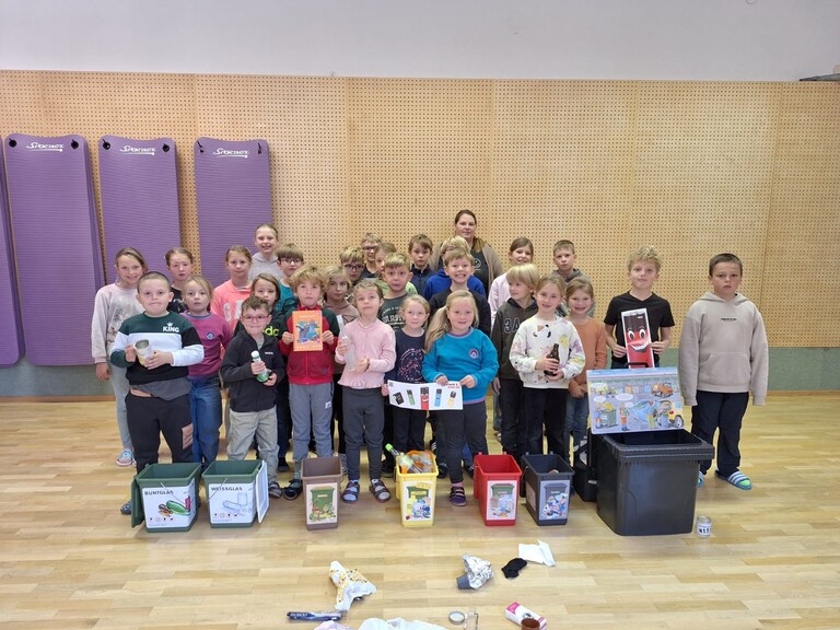 Kinder lernen spielerisch die richtige Mülltrennung - Abfallberaterin besucht Volksschule Mallnitz
